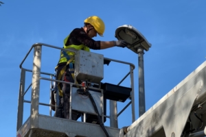 wymiana żarówek w ulicznych lampach